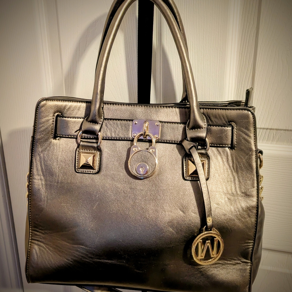 Sleek Black Satchel Bag with Timeless Design